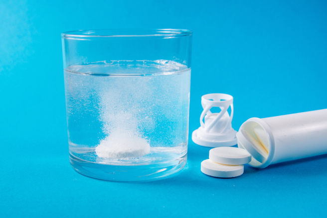 医师提醒，发泡锭喝太多会增加肾结石风险。（示意图／Shutterstock）