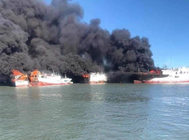 2020年6月间于盐埔渔港内有船只进行电焊作业时，意外引发火烧船意外，包括「东鸿222号」等3艘渔船付之一炬，船主提告求偿，屏东地院审酌后一审判决，许男及电焊业者需赔偿共1亿4450万多元。(资料照)