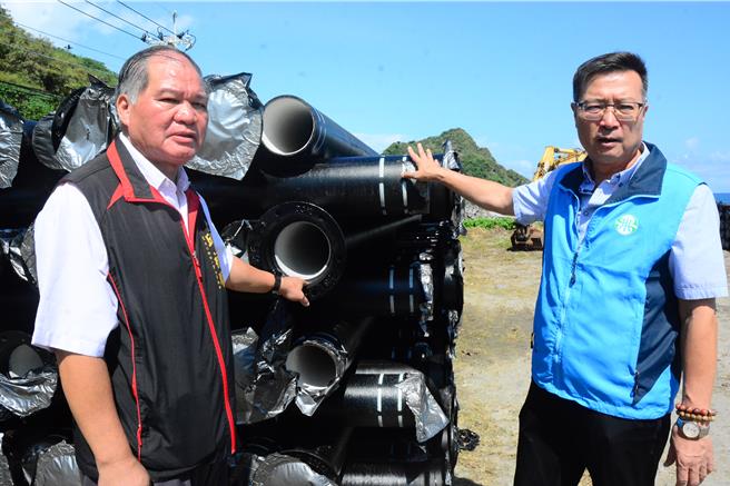 台灣自來水公司第九區管理處長李慶興（右）與鄉長邱福順（左）到台11線磯崎村附近了解開工現場。（王志偉攝）