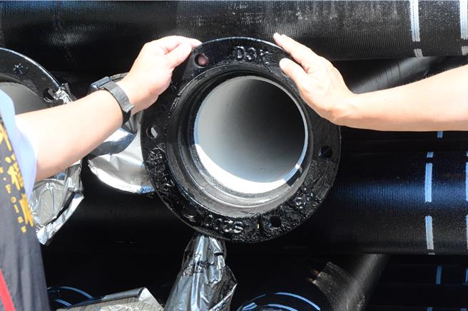 台11線豐濱鄉磯崎村自來水管線使用延性石墨鑄鐵管，展延性良好、不會生鏽，可用40年不會壞。（王志偉攝）