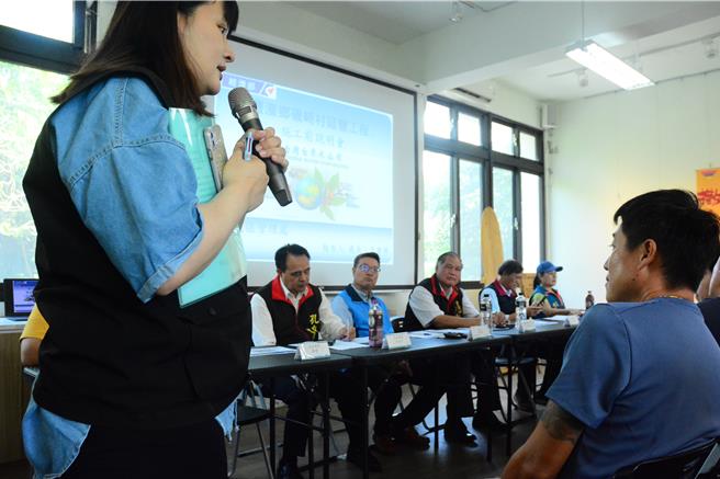 台灣自來水公司第九區管理處今天在豐濱鄉磯崎社區發展協會，召開施工說明會，居民發言踴躍。（王志偉攝）