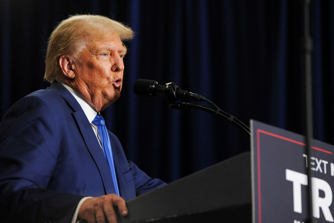 美國前總統川普及兩個兒子今天遭指控大幅膨脹川普集團（Trump Organization）房地產價值，藉以獲得更佳的銀行借貸及保險條款。（圖／路透社）