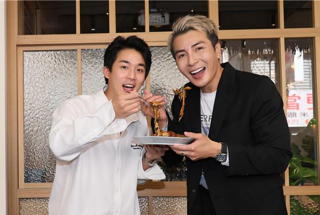 李博翔今现场试吃江曜纶的招牌料理炒粿条，给了9.8分。（红心字会提供）