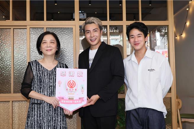 大马歌手江曜纶（中）开餐厅，红心字会秘书长李显文（左）和李博翔出席开幕仪式。（红心字会提供）