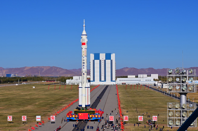 图为神舟十七号载人飞船与长征二号F遥十七运载火箭组合体19日已转运至发射区。（中新社）