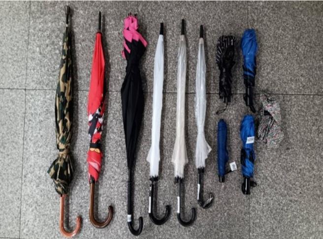 高雄捷运一年累积有5500件遗失物无人受领，其中以雨伞258件最为大宗，将于28日举行拍卖会，採竞标方式供民眾前往「寻宝」。（高捷公司提供／任义宇高雄传真）