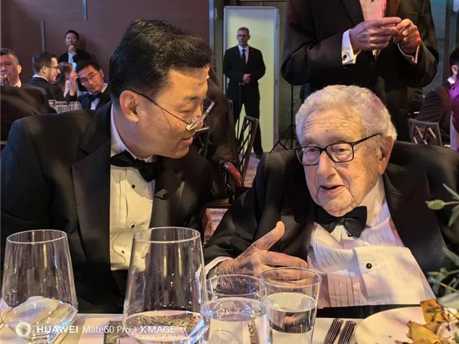 季辛吉：中美之間的和平與發展符合兩國自身利益，也符合世界的利益。圖為季辛吉（右）與中國駐美國大使謝鋒。（大陸駐美國大使館）