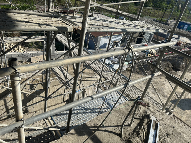 新北工安意外！鶯歌「工人遭電擊」一度命危，警消鬼門關前搶回。(葉庭欣/翻攝)