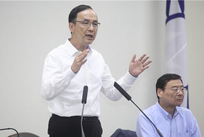 藍白整合因逼婚問題陷入僵局，國民黨主席朱立倫（左）25日在中常會表示，藍白合絕對是兩情相悅，強調雙方要組最強團隊，才不會辜負民眾的期待，右則為政策會執行長曾銘宗。（張鎧乙攝）