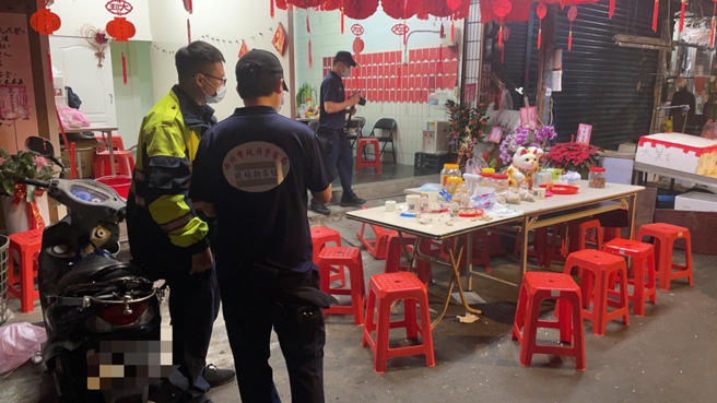 去年九合一选举即将落幕，板桥区一名杨姓里长候选人与4名友人在竞选服务处泡茶时，突遭3名黑衣人持棍棒殴打。（图 / 中时资料照）