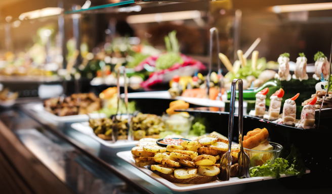 一名网友上一次去吃到饱已经是5年前，近日去吃了之后惊艷不已，料理多元、食材新鲜、甜点也大进步，最重要的是没有抢食。(示意图，达志提供)