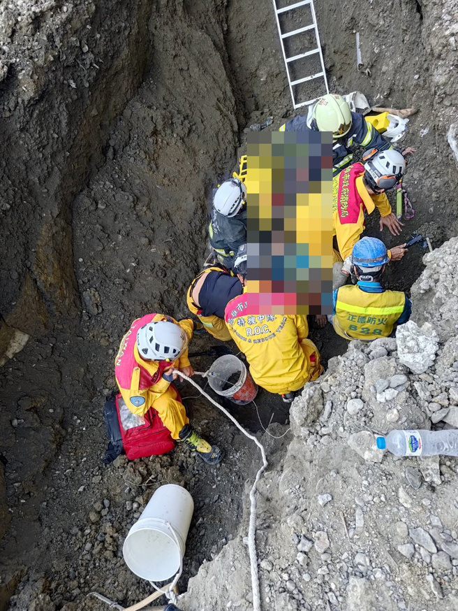 高雄路竹科学园区土石坍塌！2工人惨遭活埋1人命危。(林瑞益翻摄)