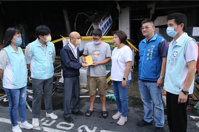 嘉義市政府秘書長陳永豐（左三）代表前往火災現場發放5000元慰問金。（嘉義市政府提供∕呂妍庭嘉義傳真）