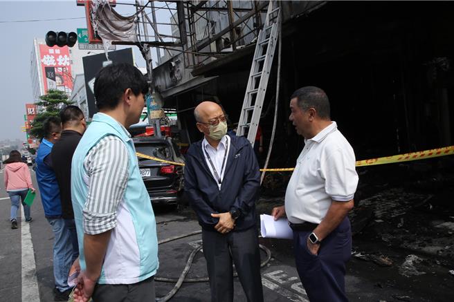 嘉義市政府秘書長陳永豐（右二）向火災受災戶了解情況和需求。（嘉義市政府提供∕呂妍庭嘉義傳真）