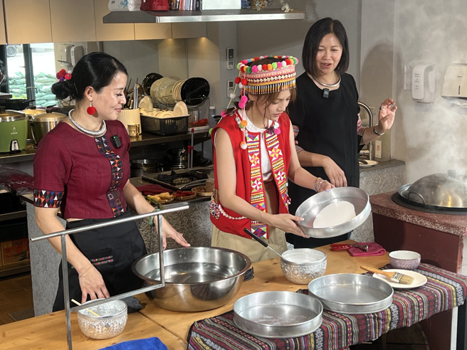 《趣桃CHILL嗨嗨》节目极具娱乐性，主持人Dora亲手制作滇缅泰族裔传统美食。(图/桃园市政府提供)