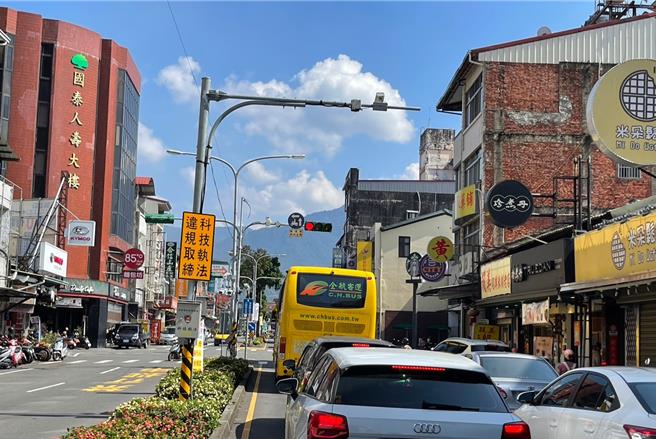 埔里鎮中山路3段與大城路口設科技執法設備，明年元旦啟用，加強取締超速、未停讓行人等違規項目。（楊靜茹攝）