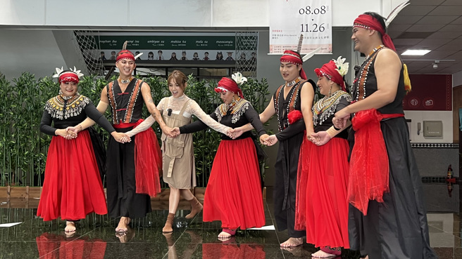 主持人Dora至桃园市原住民族文化会馆体验排湾族传统舞蹈—「四步舞」。(图/桃园市政府提供)