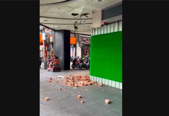 位于基隆市爱三路俗称「大麦」的麦当劳店面旧址，于25日中午11时许在施工厂商装修时，不慎让拆除的砖头掉落砸坏1楼的天花板，直接掉落路面，相当危险，民眾目击后录影上传到基隆在地脸书社团「基隆人」，直呼很可怕。（读者提供／徐佑升基隆传真）