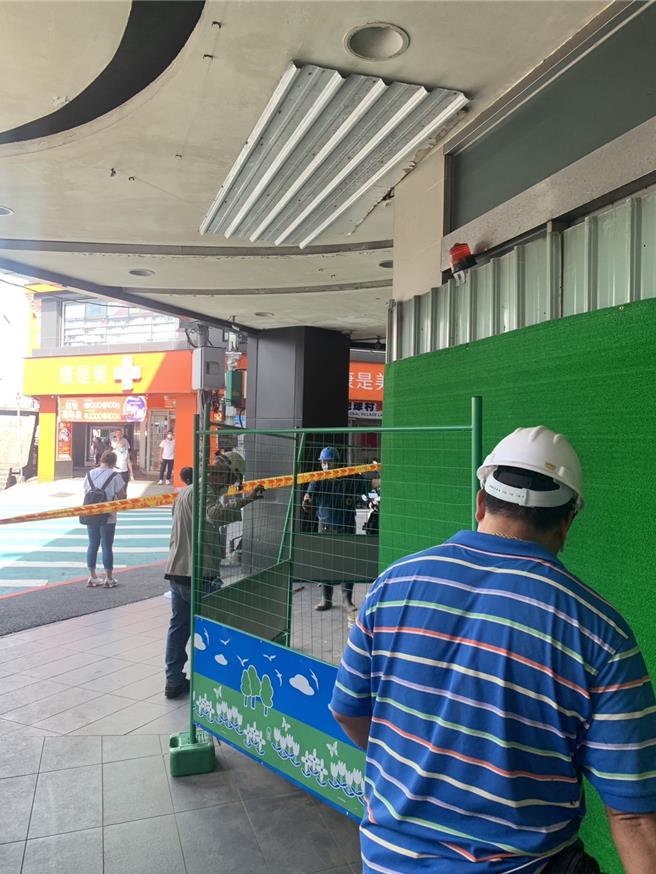 位于基隆市爱三路俗称「大麦」的麦当劳店面旧址，于25日中午11时许在施工厂商装修时，不慎让拆除的砖头掉落砸坏1楼的天花板，直接掉落路面。施工厂商当下立即对掉落处做补强以及拉起封锁线，以策安全。（徐佑升摄）