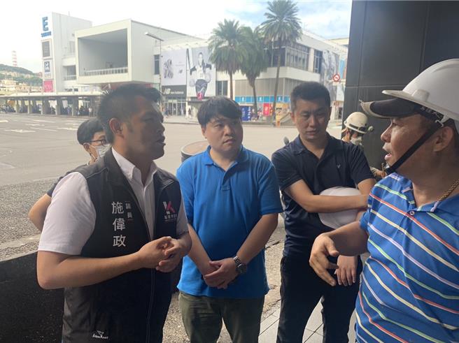 位于基隆市爱三路俗称「大麦」的麦当劳店面旧址，于25日中午11时许在施工厂商装修时，让拆除砖头砸落到骑楼。市议员施伟政（左一）到现场关心表示，希望在安全的前提下，尽快先把老旧天花板都先拆除，才是治本的做法，也能守护行人安全。（徐佑升摄）