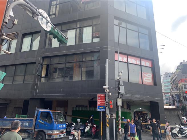 位于基隆市爱三路俗称「大麦」的麦当劳店面旧址，于25日中午11时许在施工厂商装修时，让拆除砖头砸落到骑楼。图为「大麦」大楼外观。（徐佑升摄）