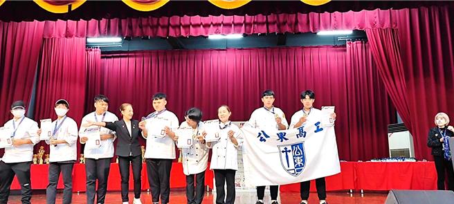公东高工餐饮科团队参加「2023FH NACA枫华第二届国际杯美学美馔暨人文艺术竞技大赛」，获得现场烹调一只鸡组铜牌奖。（公东高工提供／萧嘉蕙台东传真）