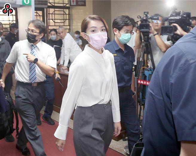 遭资策会控告侵犯着作权的新竹市长高虹安（中）出庭应讯。（本报资料照片，范扬光摄）