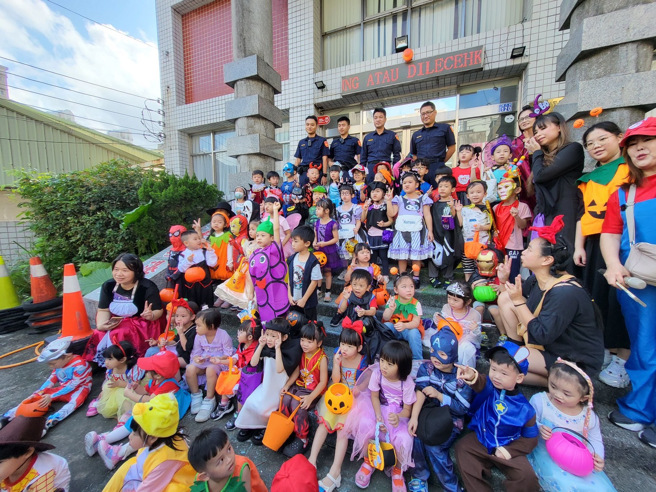 幼兒園學童們包圍派出所，「不給糖就搗蛋」，警方分送糖果迎接。（翻攝畫面）