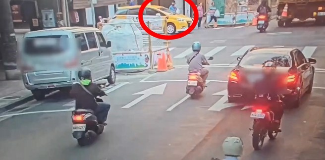 計程車在該路口未禮讓行人，還對行人爆粗口。（黃仲瑜翻攝）