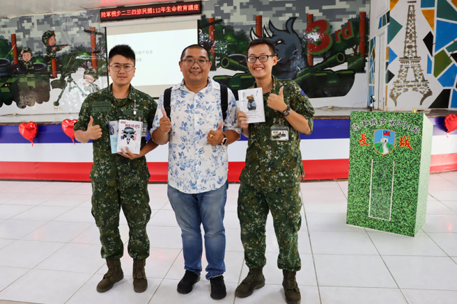 知名作家「大师兄」林品睿与弟兄合影。(234旅提供)