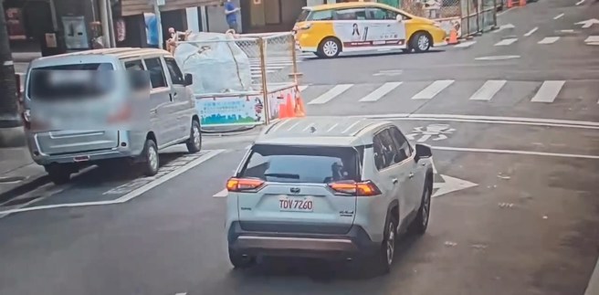 計程車在該路口違規倒車。（黃仲瑜翻攝）