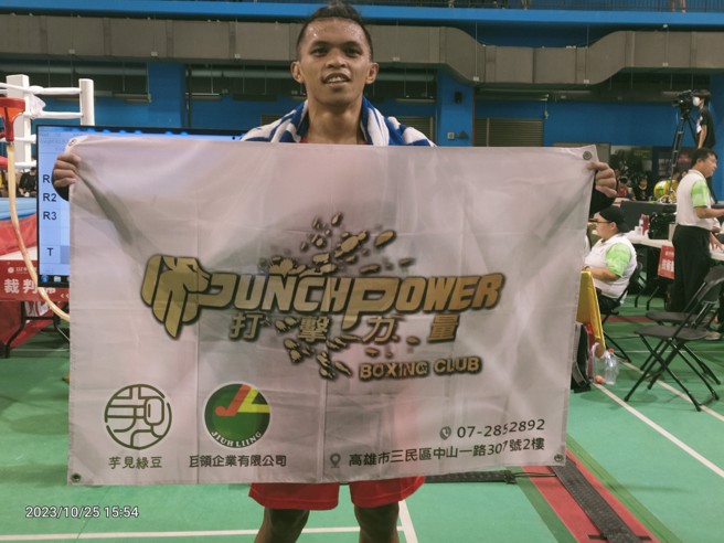 杭州亚运会夺得男子拳击银牌并且取得巴黎奥运门票的赖主恩，25日于台南全运会上轻松击败对手赢得金牌。(黄邱伦摄)