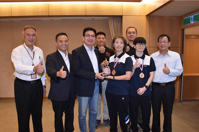 救护技术组献奖。（新北市消防局提供）