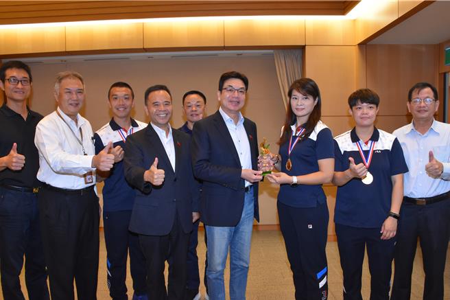 绳索救援组献奖。（新北市消防局提供）