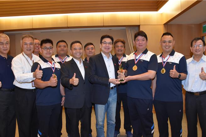 火灾抢救18至35岁男子组献奖。（新北市消防局提供）