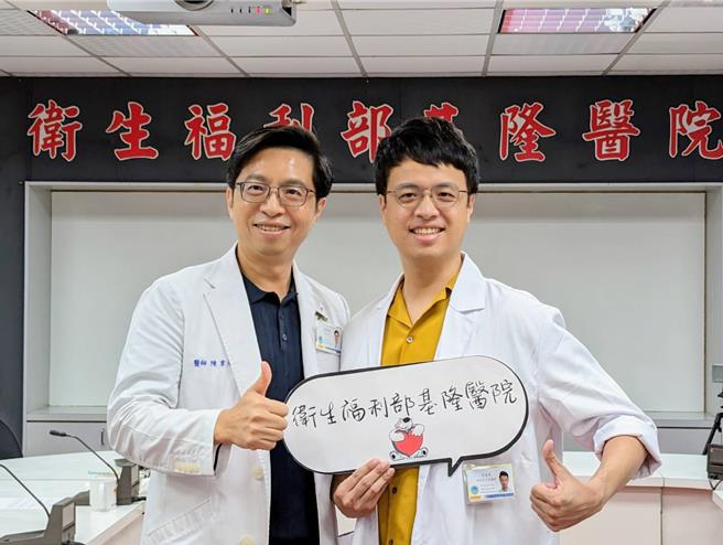 部立基隆医院神经科医师曾冠华（右）建议，民眾若有相关症状最好尽快就医，不要轻忽中风的危害。图左是部立基隆医院副院长陈韦达。（张志康摄）