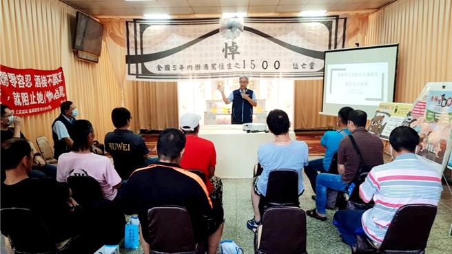 嘉义区监理所及嘉义市监理站选在嘉义市殡葬管理所，借用灵堂办讲座，还带学员参观火化场、捡骨室。（嘉义区监理所提供／吕妍庭嘉义传真）