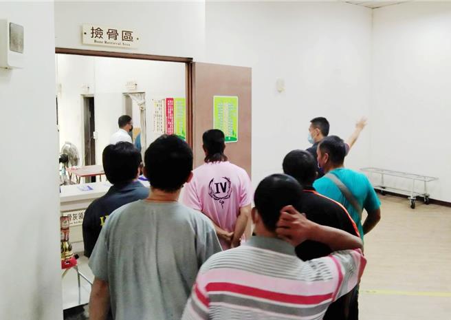 嘉义区监理所及嘉义市监理站选在嘉义市殡葬管理所，借用灵堂办讲座，还带学员参观火化场、捡骨室。（嘉义区监理所提供／吕妍庭嘉义传真）