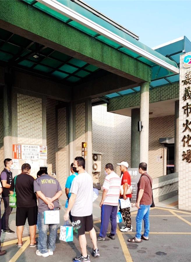 嘉义区监理所及嘉义市监理站选在嘉义市殡葬管理所，借用灵堂办讲座，还带学员参观火化场、捡骨室。（嘉义区监理所提供／吕妍庭嘉义传真）