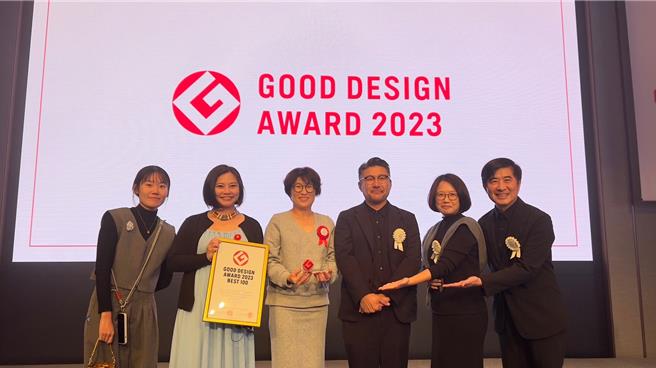 台东慢波计画获日本优良设计奖百大作品，台东县长饶庆铃（左三）今日出席在日本东京举行的颁奖典礼。（台东县政府提供／蔡旻妤台东传真）