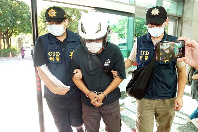 苏花路廊新澳隧道24日发生重大交通意外事故，造成1死11伤，肇事的砂石车司机蒋姓男子（中）25日下午3时许从苏澳警分局移送地检署复讯。（李忠一摄）