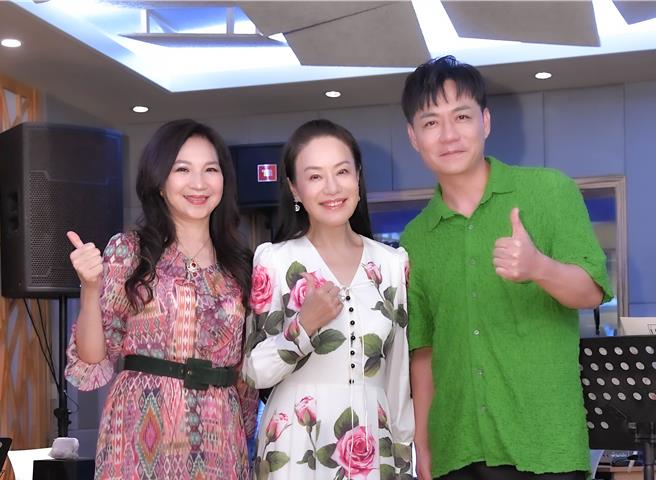 金佩姗（中）与小百合（左）、陈随意为演唱会进行彩排。（万星传播提供）