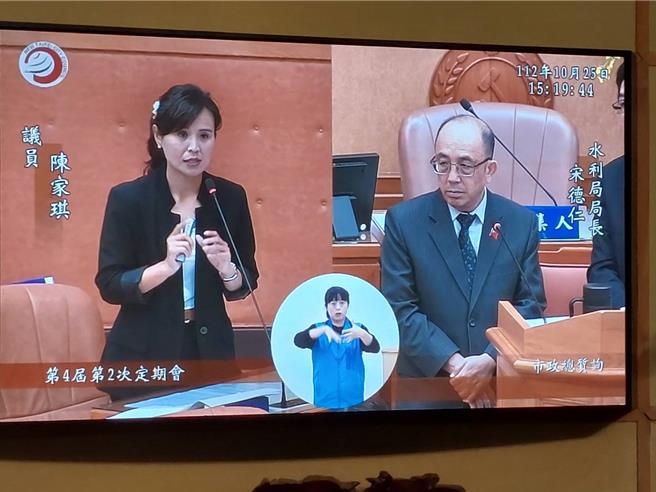 国民党新北市议员陈家琪（左）今在议会市政总质询，盼八里十三行文化公园建置亲水乐园打造观光新亮点，建置亲水乐园打造观光新亮点。水利局长宋德仁（右）说，会再评估看看。（陈慰慈摄）