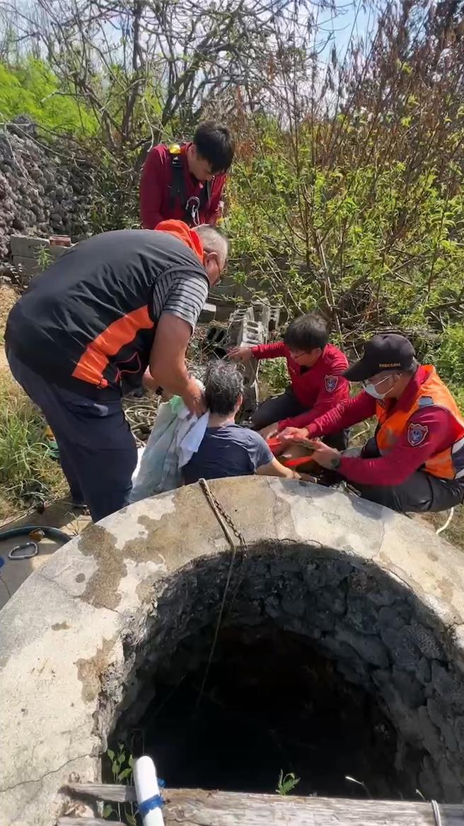 坠井老妇被拉起脱困后，家属趁警消诊伤时，帮她擦乾头髮。（澎湖县政府消防局提供／许逸民澎湖传真）