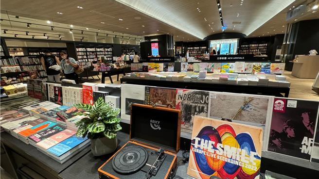 诚品书店重返北高雄！近日进驻高雄义享时尚广场，10月28日将首次举办「书店24小时阅读不打烊」活动。（柯宗纬摄）