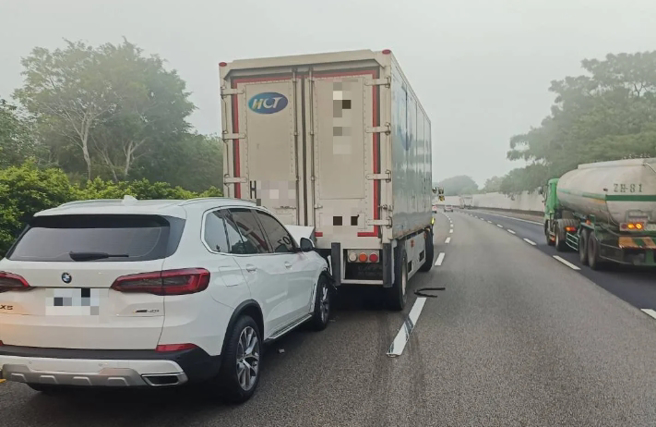聯結車後斗脫鉤，導致BMW休旅車反應不及撞上。（黃仲瑜翻攝）