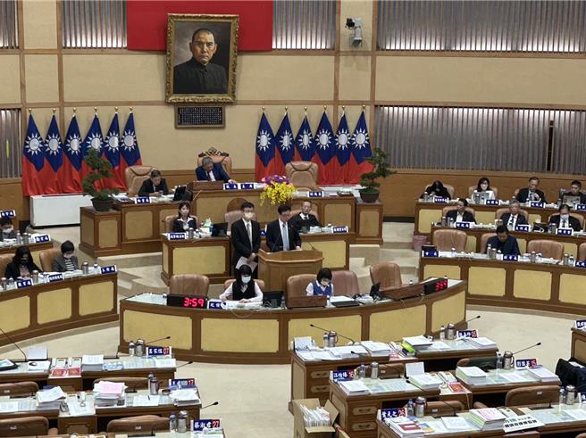 新北市國民黨議員金瑞龍表示，目前全國僅高雄提供殘肢火化服務，新北市卻沒有相關的處理流程，認為不合邏輯也不通情理，新北市副市長劉和然表示，未來會研擬相關規定， 讓民眾可以一併保存。（劉瑋晴攝）