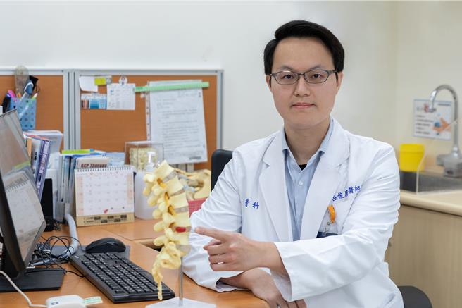 阳明交大医院骨科医师吕俊庆医师指出，脊椎微创手术与传统开放性手术相比，通过最小切口和特殊工具，让风险更低、精准度更高。（阳明交大医院提供／李忠一宜兰传真）