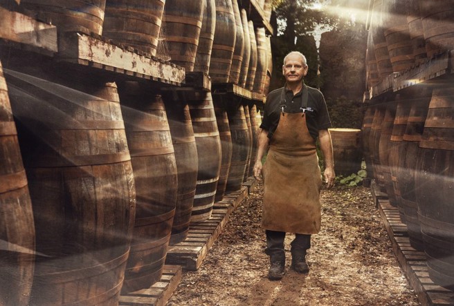 今年高龄70岁的百富首席桶匠Ian McDonald，日前特地来台分享百富桶匠的趣味小故事。（图片／格兰父子）