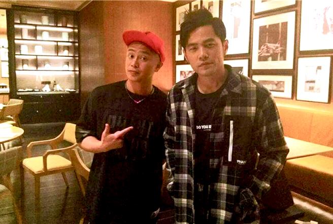 弹头（左）受到周董慧眼赏识，写出多首夯曲。（摘自弹头脸书）